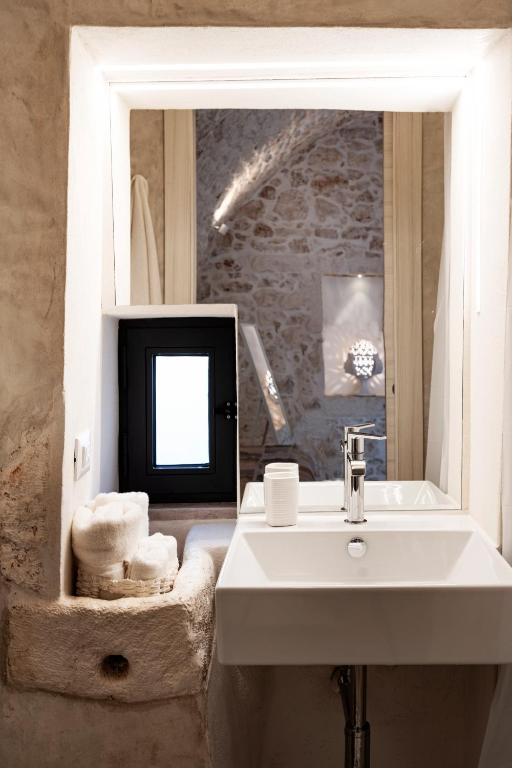 Bagno privato della Camera King con lavabo in pietra